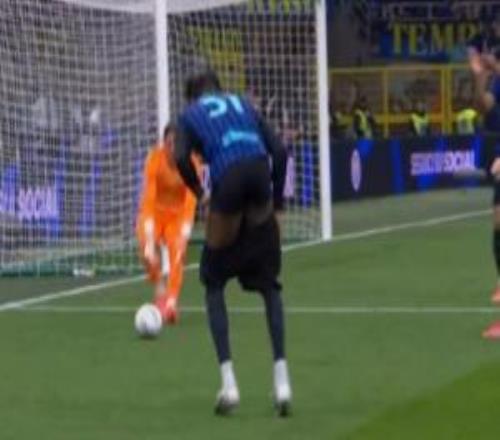 也是夠拼！比塞克單防斷下伊爾迪茲，摔倒時(shí)褲子都掉了