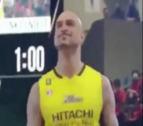 說(shuō)到扣籃大賽那就請(qǐng)看：湖人“名宿”薩克雷在日本的驚世一扣