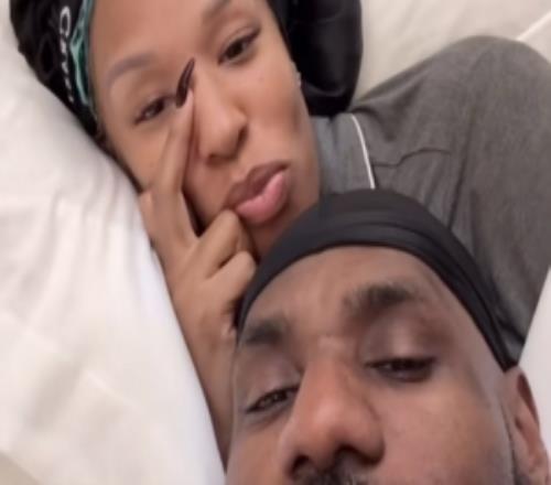 請(qǐng)假陪老婆過節(jié)！詹姆斯曬與妻子床上自拍：情人節(jié)快樂！