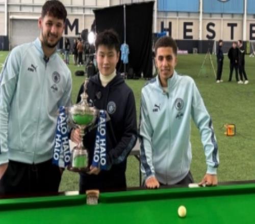 趙心童到訪曼城：現(xiàn)場(chǎng)觀賽并指導(dǎo)兩位球員打斯諾克的經(jīng)歷太美妙了