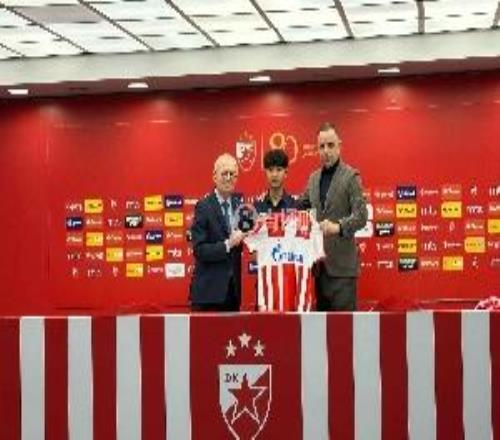 萬項(xiàng)加盟貝爾格萊德紅星簽約照