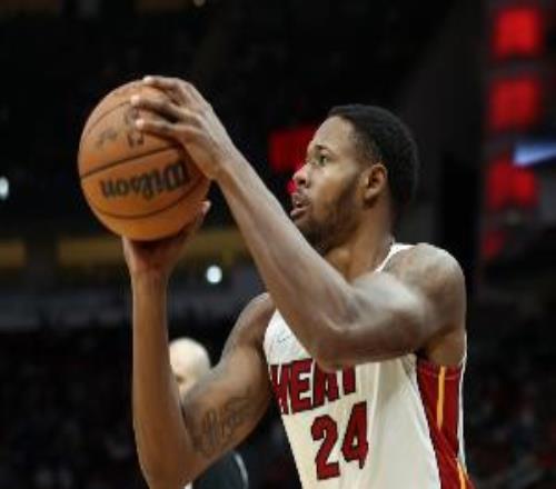 Shams：自由球員前鋒海伍德海史密斯與太陽簽下一份多年合同