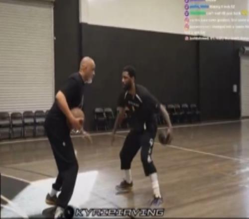 歐文直播運(yùn)球訓(xùn)練菲爾漢迪陪練訓(xùn)練用球比普通籃球小好幾個(gè)號