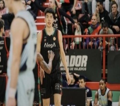 除夕夜余嘉豪借詩表達(dá)思鄉(xiāng)之情：一年將盡夜萬里未歸人