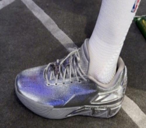 慶?？巳R與安踏簽終身合同！庫里全明星上腳銀色KT11限定版