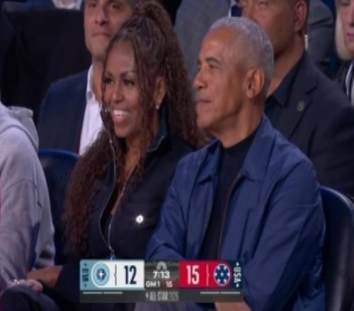 看看是誰來了！奧巴馬現(xiàn)身洛杉磯觀看全明星賽前與布克擁抱致意