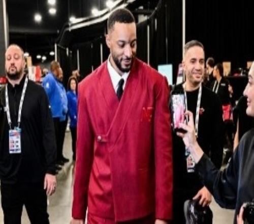 全明星世界隊(duì)入場(chǎng)穿搭：字母西卡足球服東契奇等人西裝入場(chǎng)