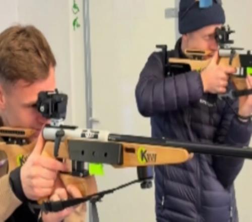 跨界體驗(yàn)，基米希在與挪威冬奧射擊手伯厄?qū)Q中表現(xiàn)出色