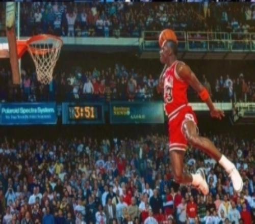 海斯曬自己昨日“罰球線”起跳扣籃照并致敬邁克爾喬丹