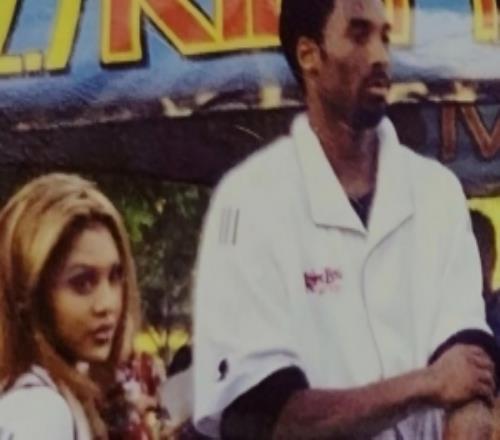 淚目！瓦妮莎曬自己與科比年輕時合照：情人節(jié)快樂