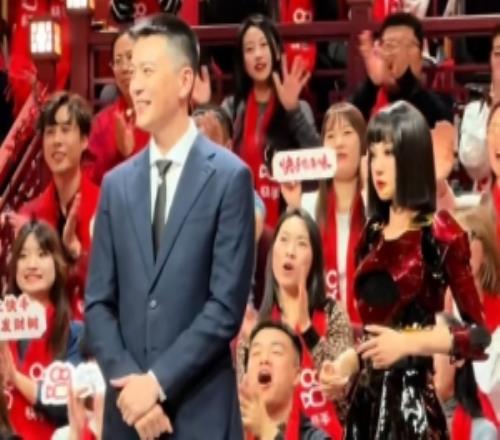 楊鳴分享遼寧春晚花絮！晚會(huì)造型干練帥氣和機(jī)器人同臺(tái)互懟