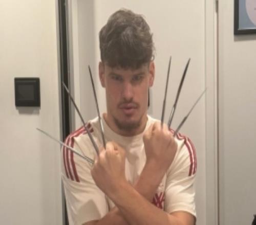 科納特曬凱爾凱茲模仿金剛狼照片，凱爾凱茲以笑哭表情回應