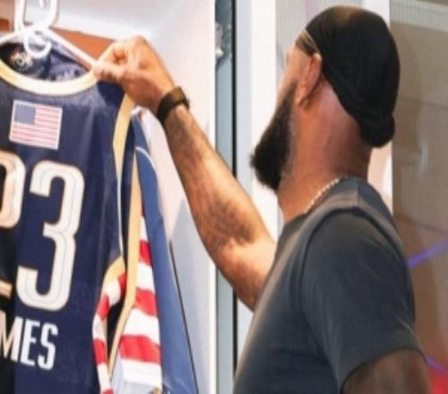 增加緊迫感！湖人官方曬東詹全明星戰(zhàn)袍球衣背后印有各自國(guó)旗！