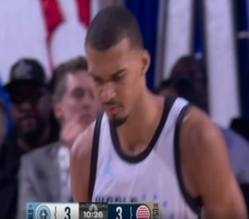 想贏！文班不滿被吹進攻犯規(guī)東契奇場下示意挑戰(zhàn)