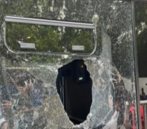 阿媒：一阿根廷球隊(duì)的大巴被死敵砸出大洞，體育總監(jiān)受傷