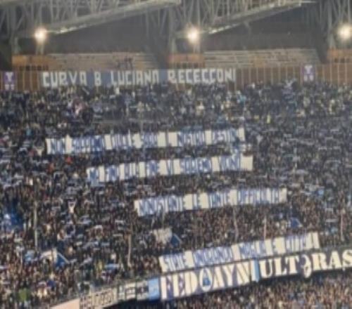 踢羅馬前，那不勒斯球迷拉橫幅支持球隊：你們捍衛(wèi)球衣和城市榮譽