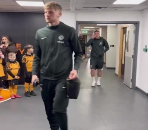 推特?zé)嶙h視頻：沒有一個(gè)切爾西球員注意到小球童...