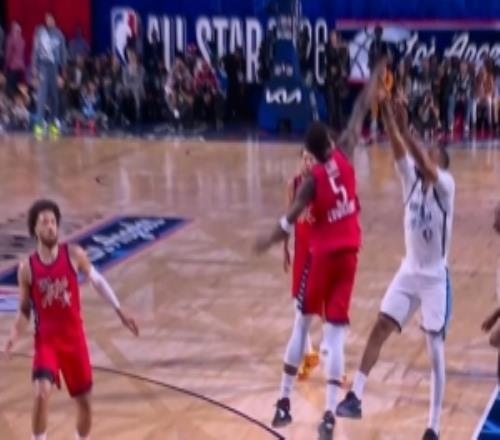 挺身而出！愛(ài)德華茲三分命中后奮力防守幫助球隊(duì)將比賽拖入加時(shí)