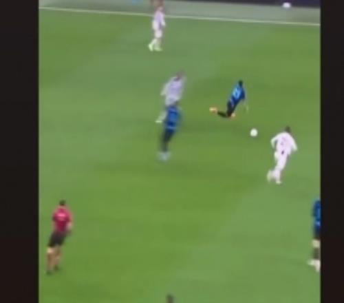 遭離譜判罰罰下！卡盧盧曬巴斯托尼摔倒畫面，配若有所思表情