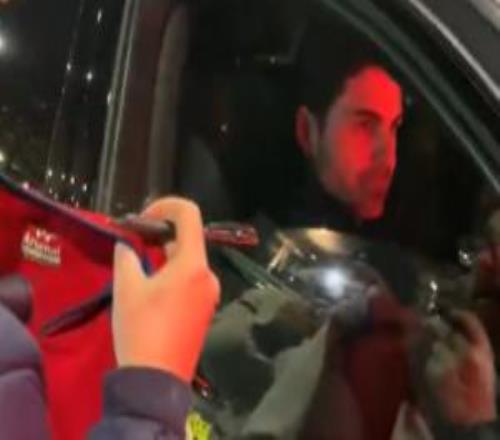 網(wǎng)傳視頻：阿爾特塔堵車時拒絕球迷簽名請求，球迷仍不斷懇求
