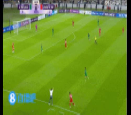 新年第一搞笑進(jìn)球！迪拜門(mén)將超巨失誤將回傳漏進(jìn)，懊悔得頭撞門(mén)柱