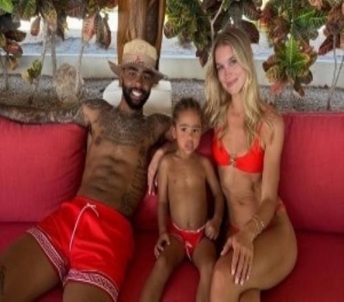 別人打球我度假！拉塞爾未婚妻曬一家三口度假照