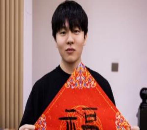 Rookie：希望今年的iG有更好的未來(lái)包括自己，祝大家馬年快樂(lè)！