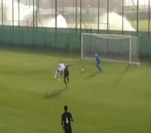 這還是足球嗎...杜蘭澤尼特首秀情緒失控身后鎖喉抱摔對(duì)手引沖突