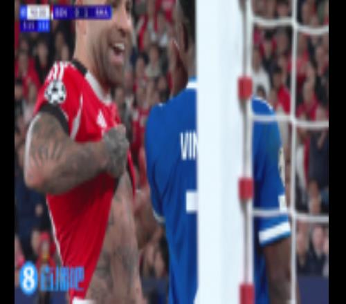 你什么冠軍奧塔門迪向維尼修斯展示世界杯冠軍紋身，兩人都笑了