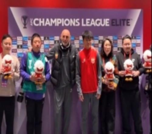 有心了！穆斯卡特為報道海港亞冠的媒體記者送上新春版吉祥物