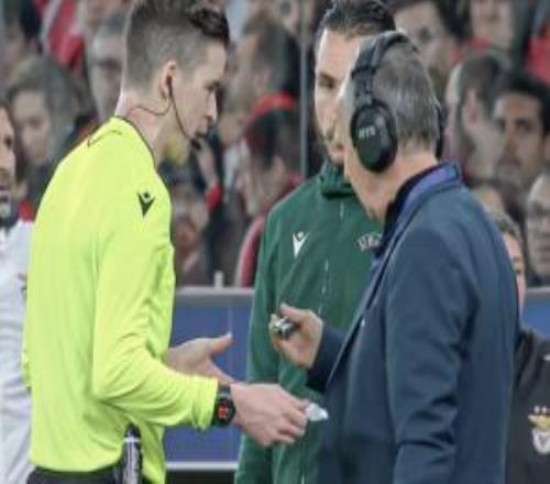 這又是個啥！本菲卡球迷看臺投擲異物擊中維尼修斯，疑似電子煙