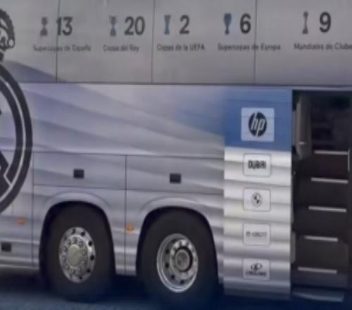 火藥味！皇馬大巴遭本菲卡球迷投擲雜物，被迫繞路前往球場(chǎng)