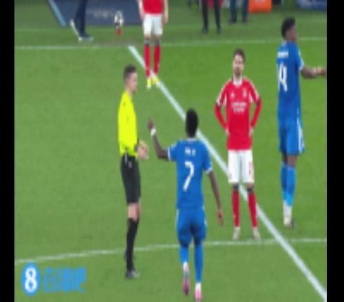 “鬧劇”！維尼修斯被歧視比賽暫停、穆帥被罰下、球迷投擲電子煙