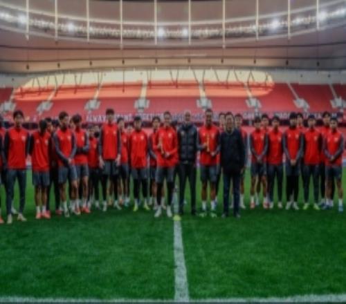 海港亞冠賽前為維塔爾、萊昂納多頒發(fā)上賽季中超最佳陣容獎杯