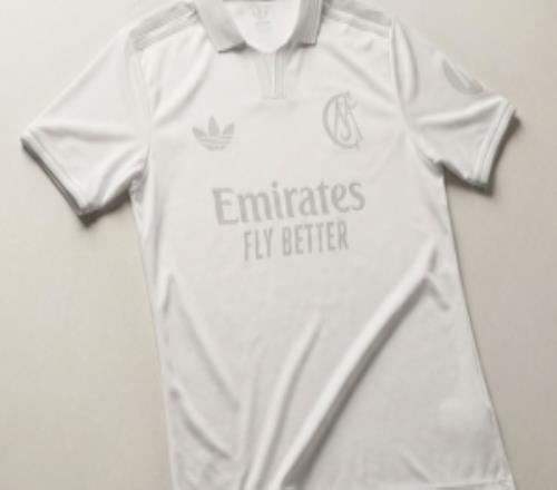 皇馬125周年紀(jì)念球衣諜照：白色+灰色設(shè)計，使用老隊徽