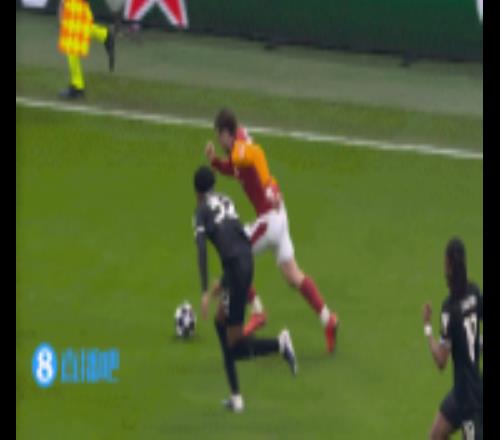 卡巴爾犯規(guī)送任意球，達(dá)文森桑切斯門前爭(zhēng)頂將球碰進(jìn)