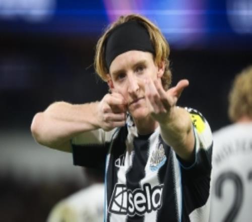 安東尼戈登帽子戲法，自2003年2月26日希勒以來紐卡歐冠首人