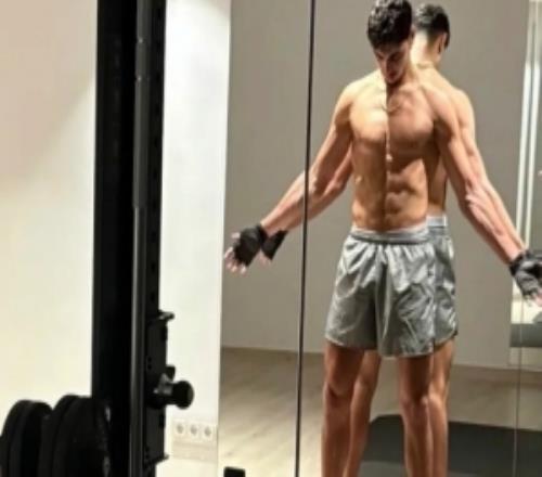 魔鬼筋肉人！力壓磁卡坐穩(wěn)主力，21歲帕夫洛維奇加練對抗增肌明顯