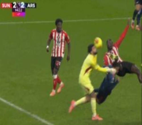 噩夢(mèng)重現(xiàn)！此前拉亞出擊與加布相撞送桑德蘭絕平，與本輪如出一轍