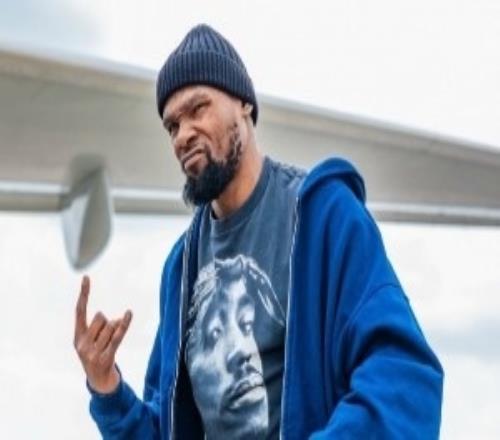 全明星后首戰(zhàn)夏洛特！火箭官方曬登機(jī)照：杜蘭特&申京均戴小帽