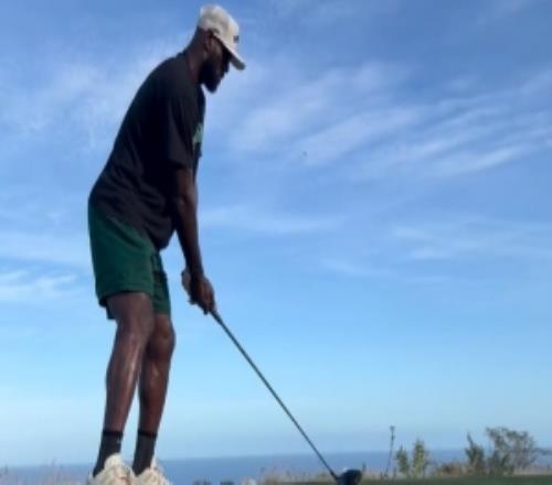 詹姆斯曬假期打高爾夫動態(tài)：已經(jīng)在想念你了下次再見