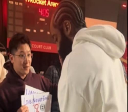 這一趟值得！哈登為從上海遠道而來的13年鐵粉送上簽名