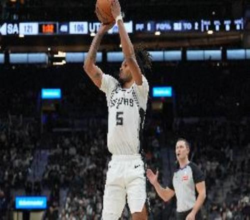 發(fā)揮穩(wěn)??！卡斯?fàn)?1投8中&三分4中2拿下20分4助3斷