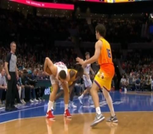 有點(diǎn)痛苦！申京持球掩護(hù)時被犯規(guī)遭對手肘部撞到肋骨