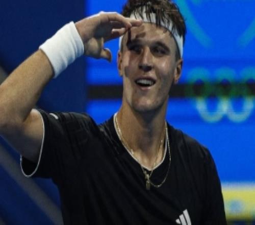 新賽季狀態(tài)不佳！辛納12遭門?？吮涮蕴?，止步ATP500多哈站8強