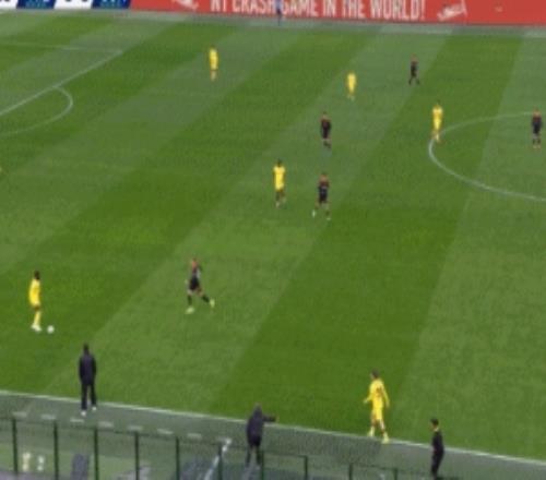 前裁判：小法的動(dòng)作并不嚴(yán)重，阿萊格里離開(kāi)教練區(qū)爭(zhēng)執(zhí)因此吃紅牌