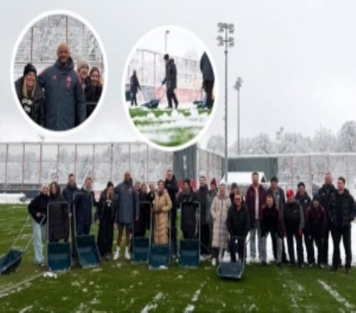 拜仁工作人員清理積雪確保球隊正常訓練，孔帕尼與他們合影致謝