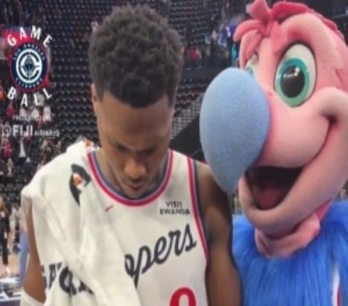 38分生涯之夜！馬瑟林賽后將比賽用球簽名后直接送給場邊球迷