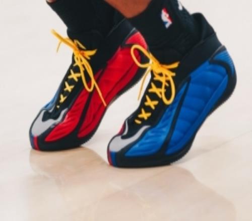 紅藍鴛鴦配色！愛德華茲上腳AE2堪薩斯大學PE！