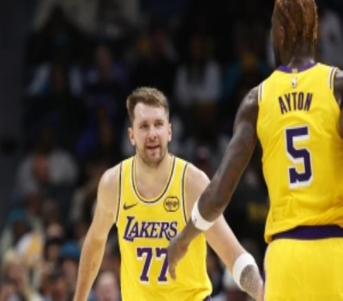 東契奇首節(jié)8中6輕取17分！艾頓：我們?cè)谟?xùn)練中見(jiàn)識(shí)過(guò)這本事